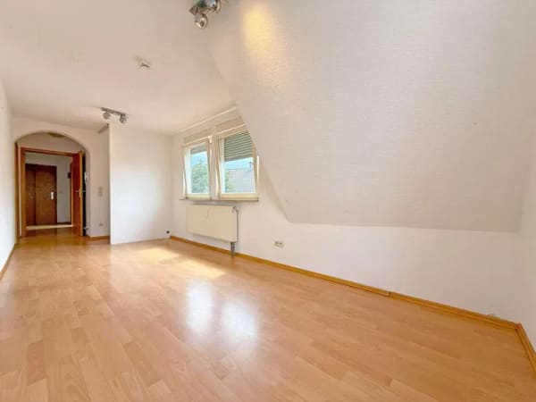Immobilie in Neckarwestheim - Charmante 3-Zi.-Wohnung mit Einbauküche, Stellplatz und zusätzlichem Dachboden - Bild 2