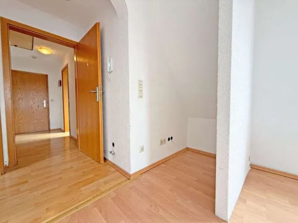 Immobilie in Neckarwestheim - Charmante 3-Zi.-Wohnung mit Einbauküche, Stellplatz und zusätzlichem Dachboden - Bild 4