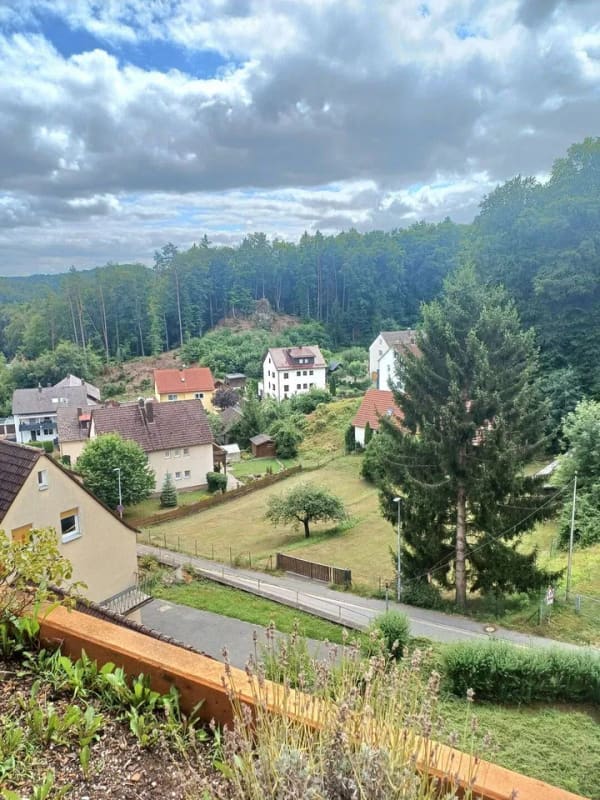 Immobilie in Gößweinstein - Talblick von einer außerwöhnlichen Terrasse - 2-Zimmer-Wohnung in Gößweinstein - Bild 1