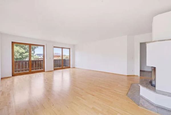 Immobilie in Brunnthal - Wunderschöne 3-Zimmer-Wohnung mit Kamin und zwei Balkonen - Bild 2