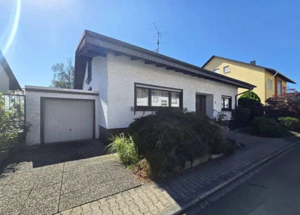 Immobilie in Altlußheim - Ein Haus voller Möglichkeiten: Großzügiges Wohnen mit Galerie, Kamin und Traumgarten! - Bild 1