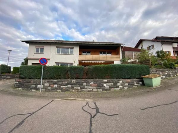 Immobilie in Heppenheim - Mehrgenerationhaus (Zweifamilienhaus + 3. Wohnung im Anbau) mit 2 Garagen - Bild 1