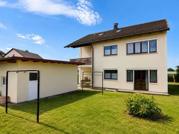 Immobilie in Burghausen - MEHRFAMILIENHAUS MIT DREI WOHNEINHEITEN UND DOPPELGARAGE IN BURGHAUSEN - Bild 0