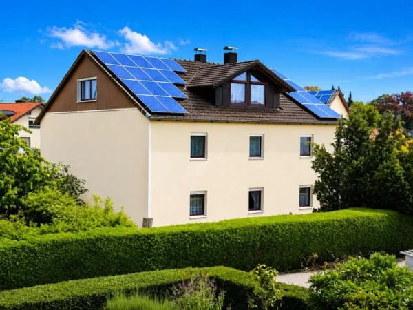 Immobilie in Burghausen - MEHRFAMILIENHAUS MIT DREI WOHNEINHEITEN UND DOPPELGARAGE IN BURGHAUSEN - Bild 1