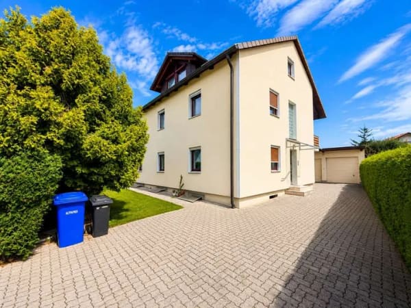 Immobilie in Burghausen - MEHRFAMILIENHAUS MIT DREI WOHNEINHEITEN UND DOPPELGARAGE IN BURGHAUSEN - Bild 2