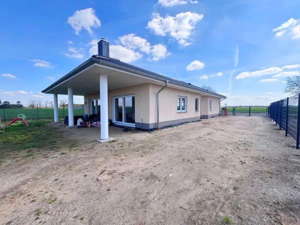 Immobilie in Eichstedt (Altmark) - Moderner Bungalow aus 2024 in ruhiger Ortsrandlage - Modernität trifft Ruhe - Bild 2