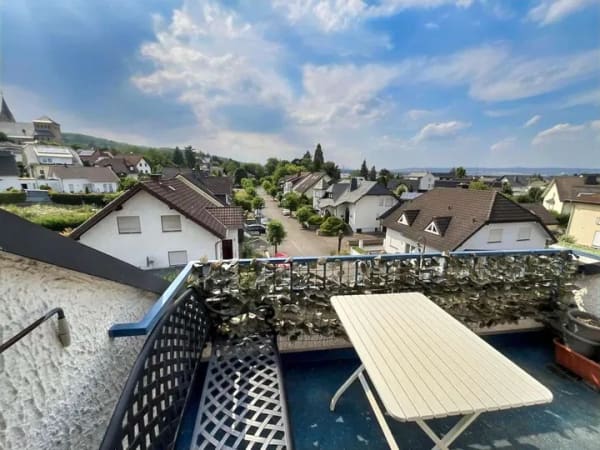 Immobilie in Mülheim-Kärlich - 4-Zimmer-Dachgeschoßwohnung mit toller Aussicht über die Stadt. - Bild 1
