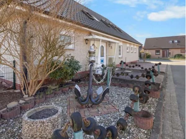 Immobilie in Wangerland - GELEGENHEIT!  Einfamilienhaus mit zwei Einliegerwohnungen in ruhiger Wohnlage von Hooksiel - Bild 1