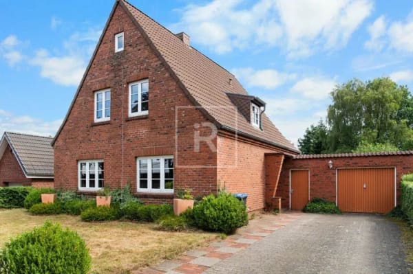 Immobilie in Hohenwestedt - Sanierungsbedürftiges Einfamilienhaus auf großzügigen Grundstück in begehrter Lage von Hohenwestedt! - Bild 2