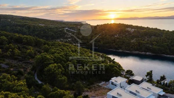 Immobilie in Reinstorf - Ruhige Bucht statt Trubel: Villa auf Brac mit privatem Pool und Panoramablick aufs Meer - Bild 0