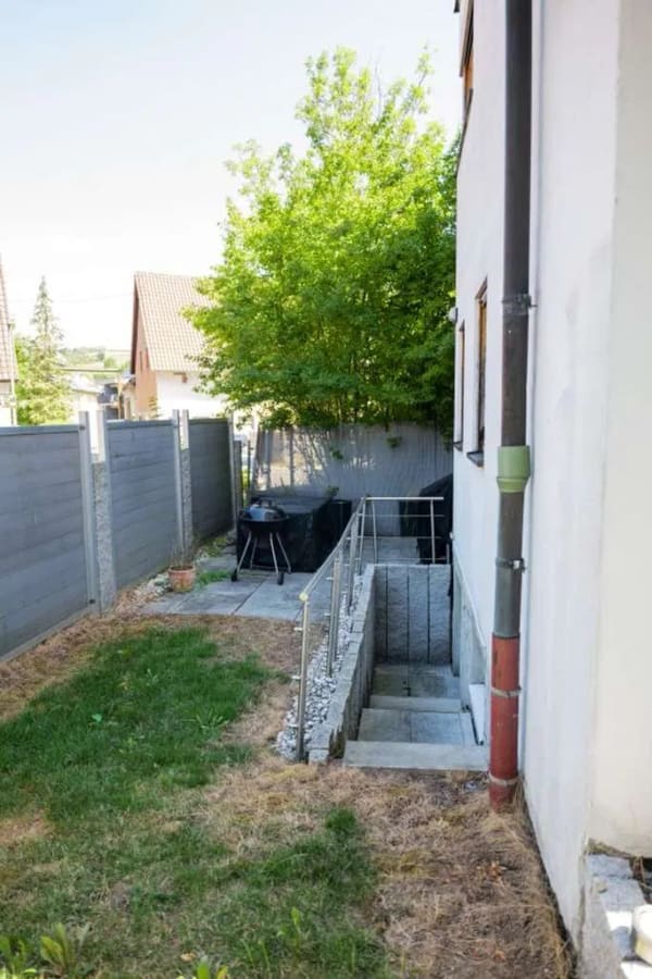 Immobilie in Neidlingen - Provisionsfrei* Viel Platz für Familie & Kapitalanlage: Bezugsfreies Zweifamilienhaus mit 2 Wohneinh - Bild 2