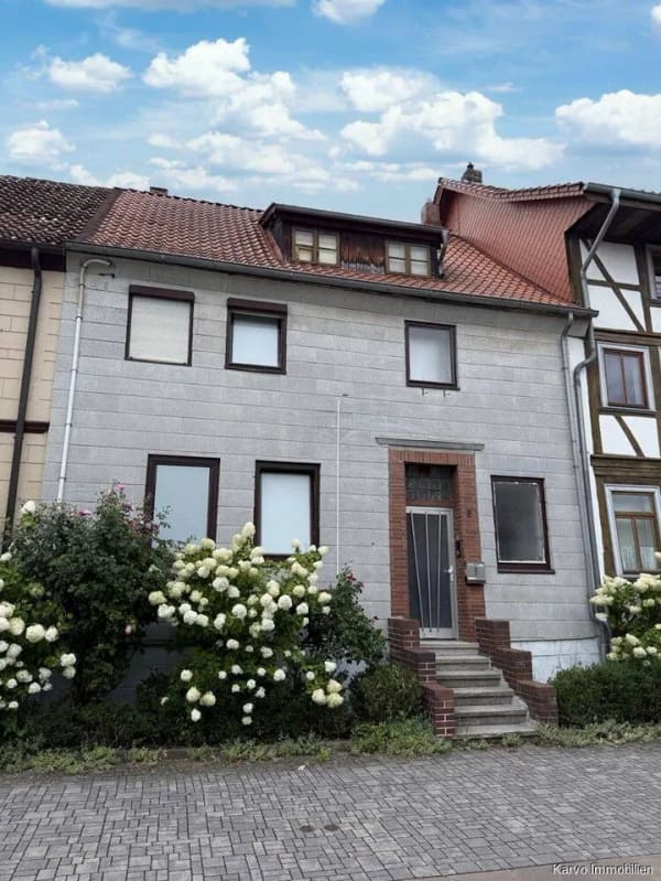 Immobilie in Pattensen - Denkmalgeschütztes Reihenmittelhaus mit Charme, 7 Zimmer und viel Gestaltungspotenzial im Zentrum - Bild 0
