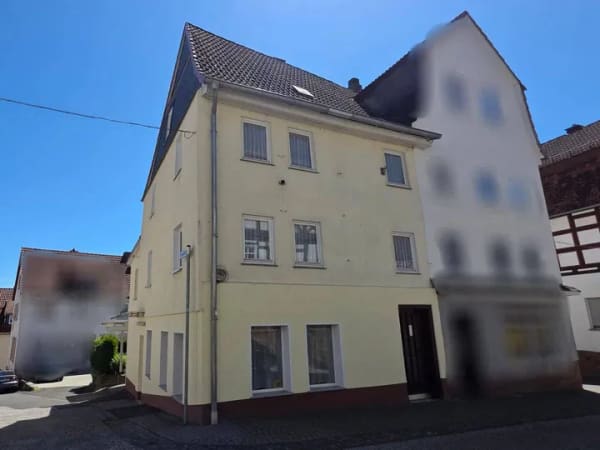 Immobilie in Kirchhain - Historisches Wohnhaus in Kirchhain mit modernisiertem Anbau und vielfältigen Nutzungsmöglichkeiten - Bild 1