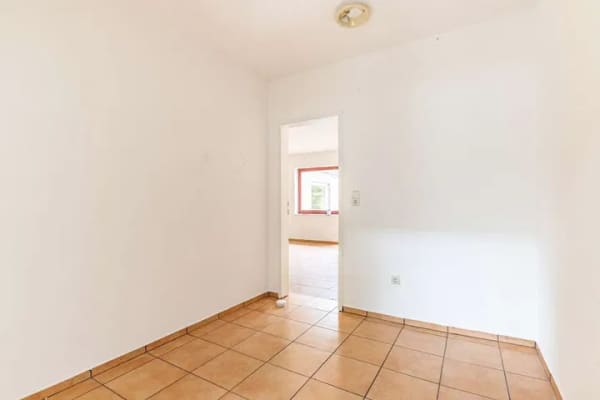 Immobilie in Esens - Kapitalanlage in Esens: MFH mit vermieteter Einheit und freien Wohnungen - Bild 3