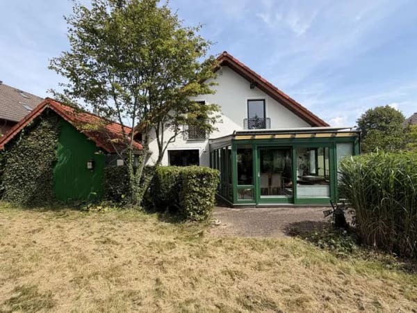 Immobilie in Dörentrup - Klassisches Einfamilienhaus mit viel Platz, Wintergarten, Kamin und großem Grundstück - Bild 1