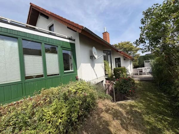 Immobilie in Dörentrup - Klassisches Einfamilienhaus mit viel Platz, Wintergarten, Kamin und großem Grundstück - Bild 2