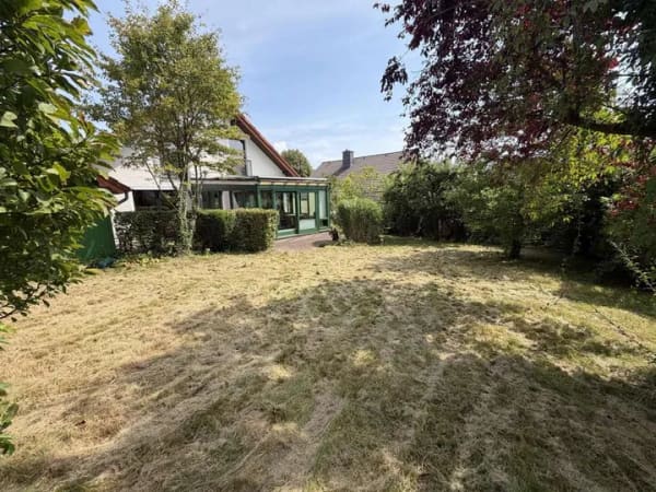 Immobilie in Dörentrup - Klassisches Einfamilienhaus mit viel Platz, Wintergarten, Kamin und großem Grundstück - Bild 3