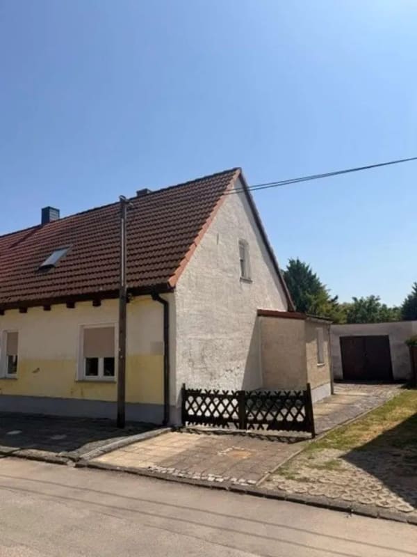 Immobilie in Lutherstadt Eisleben - Doppelhaushälfte mit Doppelgarage in Eisleben  – ideal für Handwerker - Bild 0