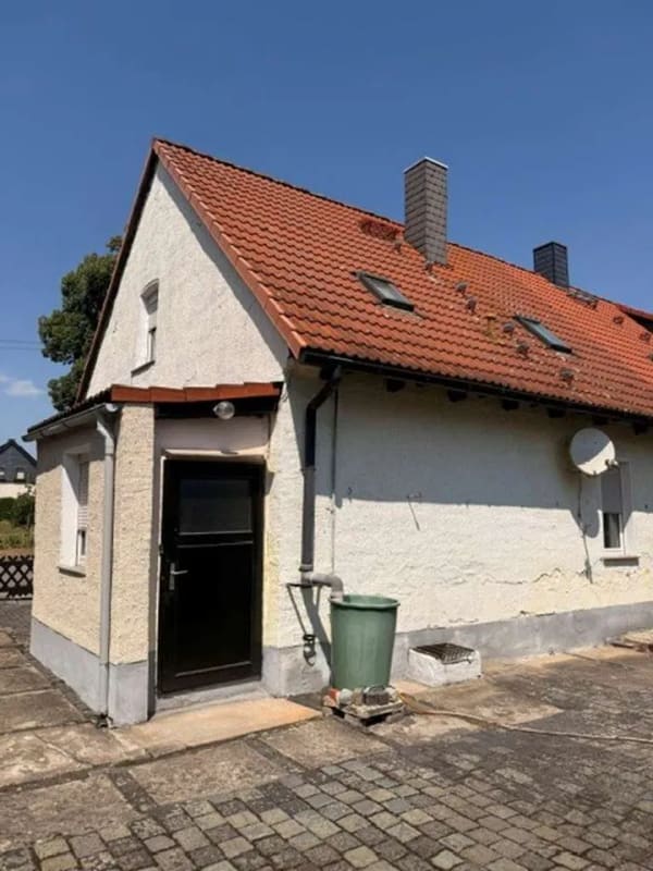 Immobilie in Lutherstadt Eisleben - Doppelhaushälfte mit Doppelgarage in Eisleben  – ideal für Handwerker - Bild 1