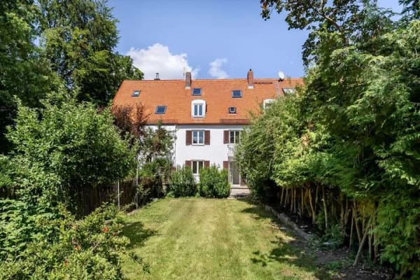 Immobilie in Gräfelfing - Zur Modernisierung: Familiengerechtes Stadthaus mit Südwest-Ausrichtung und idyllischem Garten - Bild 0