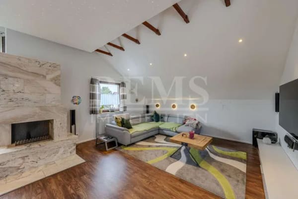 Immobilie in Plüderhausen - Großzügige 5,5-Zimmer-Dachgeschosswohnung mit Dachterrasse und Garage - Bild 2