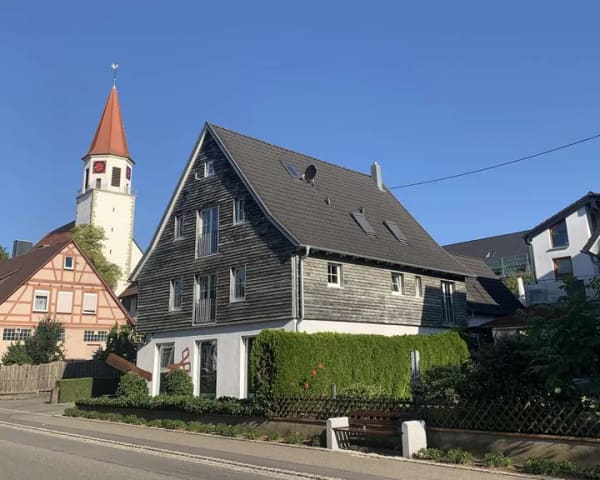 Immobilie in Deckenpfronn - Wohnen mit Charakter: Großzügiges Einfamilienhaus mit Gewerbeeinheit in Deckenpfronn - Bild 2