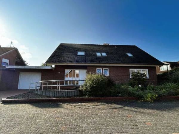 Immobilie in Zeven - ZEVEN: SOLIDES HAUS MIT SUPER-VOLLKELLER IN GUTER LAGE - Bild 1