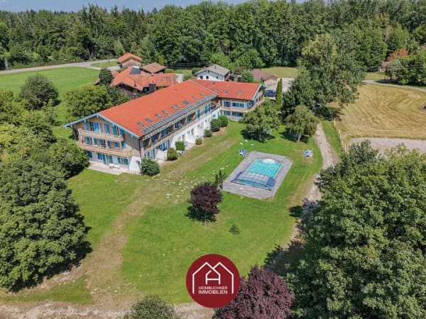 Immobilie in Übersee - Erdgeschosswohnung mit eigenem Garten, Pool & Tennisplatz am Chiemsee - Bild 0