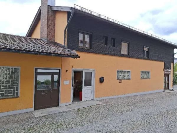 Immobilie in Zwiesel - Stadthaus mit Wohnung im OG und Gewerbefläche im EG in interessanter Stadtlage - Bild 0