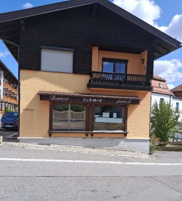 Immobilie in Zwiesel - Stadthaus mit Wohnung im OG und Gewerbefläche im EG in interessanter Stadtlage - Bild 1