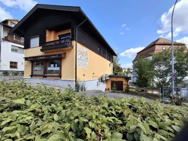 Immobilie in Zwiesel - Stadthaus mit Wohnung im OG und Gewerbefläche im EG in interessanter Stadtlage - Bild 2