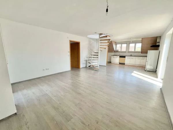 Immobilie in Lauda-Königshofen - Dachgeschosswohnung (Maisonette) mit 2 Balkonen und Weitblick über Lauda - Bild 2