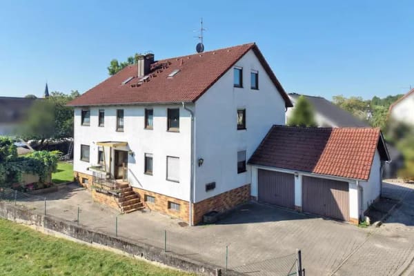 Immobilie in Rheinmünster - Investoren und große Familien aufgepasst: 2 Wohnungen in 3-Familien-Haus mit herrlich großem Garten - Bild 0