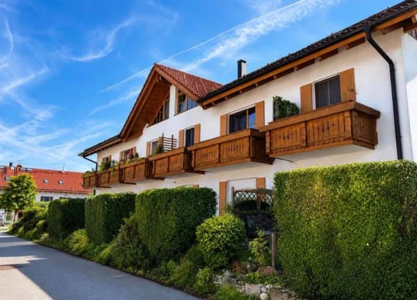 Immobilie in Taching am See - Wohnen, wo andere Urlaub machen - charmante Eigentumswohnung 1,5 Zimmer TG-Stellplatz & Balkon - Bild 0