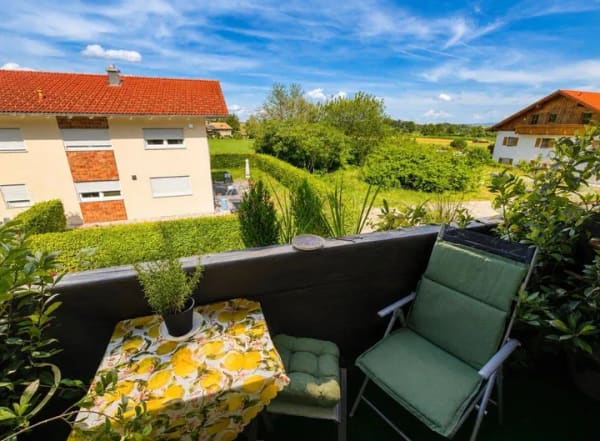 Immobilie in Taching am See - Wohnen, wo andere Urlaub machen - charmante Eigentumswohnung 1,5 Zimmer TG-Stellplatz & Balkon - Bild 1
