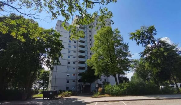 Immobilie in Uetersen - Gepflegte 1-Zimmer-Eigentumswohnung mit Loggia und Weitblick im 13. Obergeschoss - Bild 2