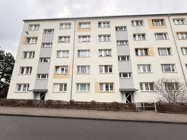 Immobilie in Glauchau - 2-Raumwhg. mit Stellpl., 2 Garagen, EBK & Balkon in gepflegter Wohnanlage in Glauchau! - Bild 0