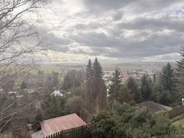Immobilie in Glauchau - 2-Raumwhg. mit Stellpl., 2 Garagen, EBK & Balkon in gepflegter Wohnanlage in Glauchau! - Bild 1