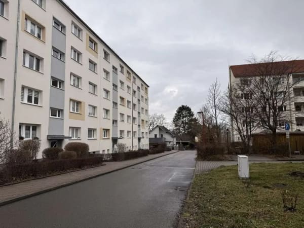Immobilie in Glauchau - 2-Raumwhg. mit Stellpl., 2 Garagen, EBK & Balkon in gepflegter Wohnanlage in Glauchau! - Bild 2