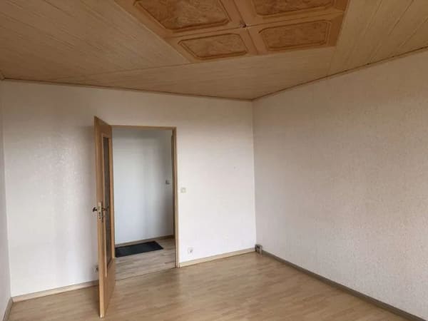 Immobilie in Glauchau - 2-Raumwhg. mit Stellpl., 2 Garagen, EBK & Balkon in gepflegter Wohnanlage in Glauchau! - Bild 3