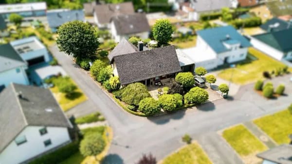 Immobilie in Scheuerfeld - **Großzügiges Einfamilienhaus mit Charme in bevorzugter Wohnlage von Scheuerfeld** - Bild 1
