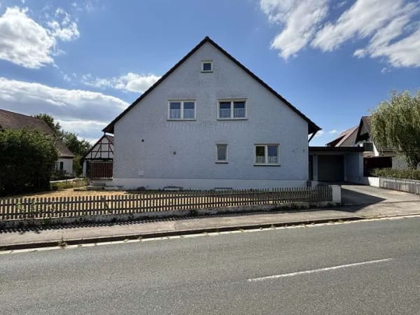 Immobilie in Aurach - Großzügiges Einfamilienhaus mit Ausbaupotential und Doppelgarage - Bild 1