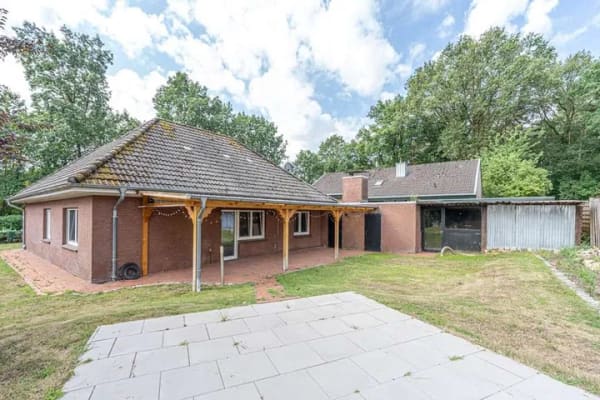 Immobilie in Löningen - Charmanter Winkelbungalow in begehrter Siedlungslage – umfangreich saniert mit Ausbaumöglichkeit - Bild 1