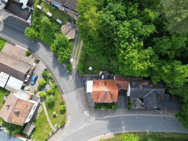 Immobilie in Felsberg - Modernisiertes Einfamilienhaus direkt an der Eder mit Naturgarten und Terrasse in Felsberg-Wolfershausen - Bild 1