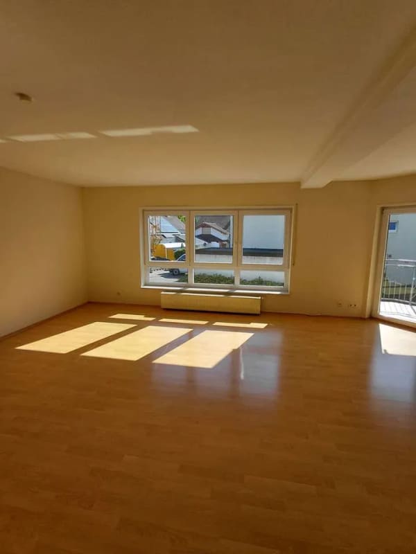 Immobilie in Angelbachtal - Lichtdurchflutete 4-Zimmer-Wohnung mit großem Wohn-Ess-Bereich, Balkon und Garage - Bild 2