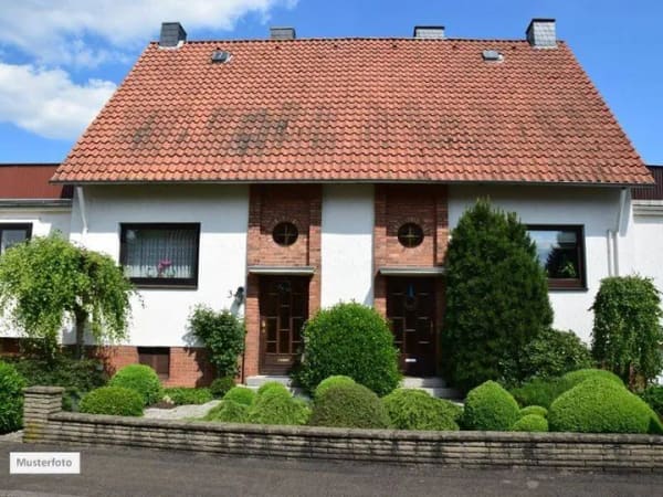 Immobilie in Schieder-Schwalenberg - Zweifamilienhaus mit Garage in 32816 Schieder-Schwalenberg - - Provisionsfrei zur Wunschimmobilie - Bild 0