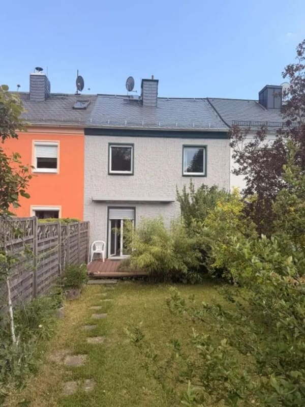 Immobilie in Rosenthal am Rennsteig - Familienfreundliches Reihenmittelhaus mit neuer Wärmepumpe,  Einbauküche, Garten, Waldblick, Carport - Bild 1