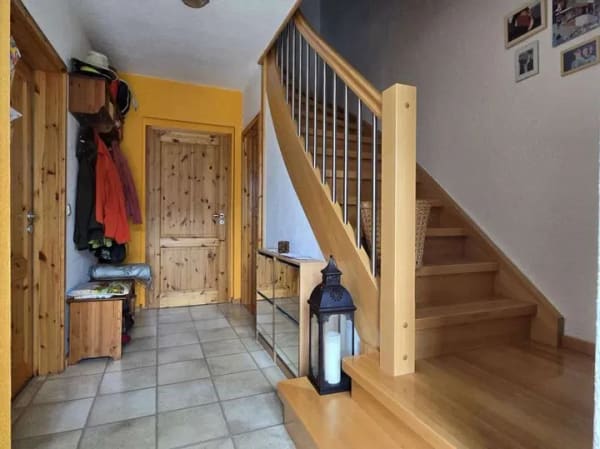 Immobilie in Rosenthal am Rennsteig - Familienfreundliches Reihenmittelhaus mit neuer Wärmepumpe,  Einbauküche, Garten, Waldblick, Carport - Bild 2
