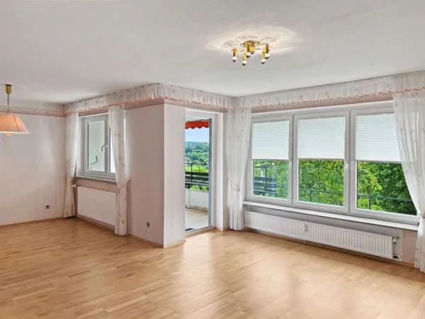 Immobilie in Hildesheim - Große 3,5-Zimmer-Wohnung mit Grünblick, Garage und zwei Balkonen in Hildesheim - Bild 2