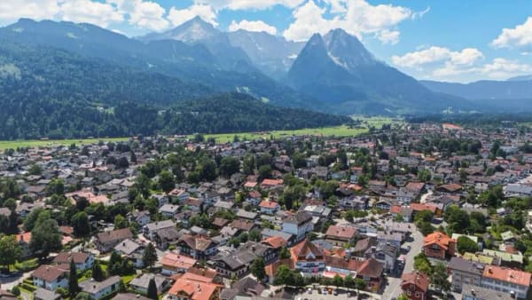 Immobilie in Garmisch-Partenkirchen - Einfamilienhaus mit Ladeneinheit im Zentrum von Garmisch - Bild 1